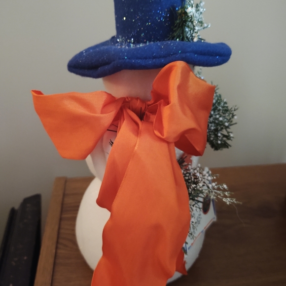 FLORIDA GATOR SNOWMAN, HANDCRAFTED with Snow and Glitter 14" Tall, Gator Colors - Picture 5 of 5